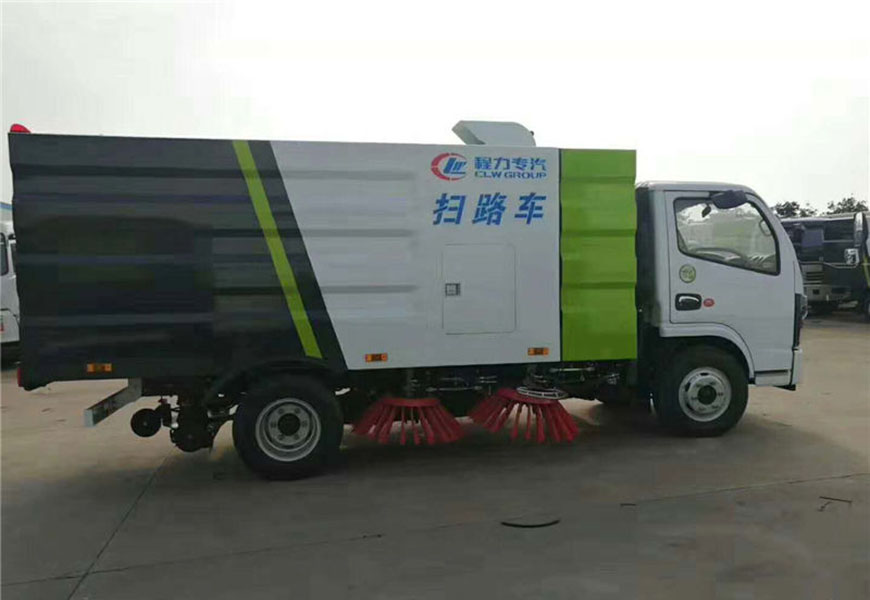 東風(fēng)多利卡5.5方掃路車(chē)后方位展示圖