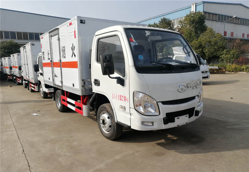 躍進(jìn)藍(lán)牌危險品運輸車