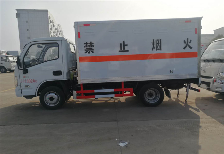躍進(jìn)藍(lán)牌危險品運輸車